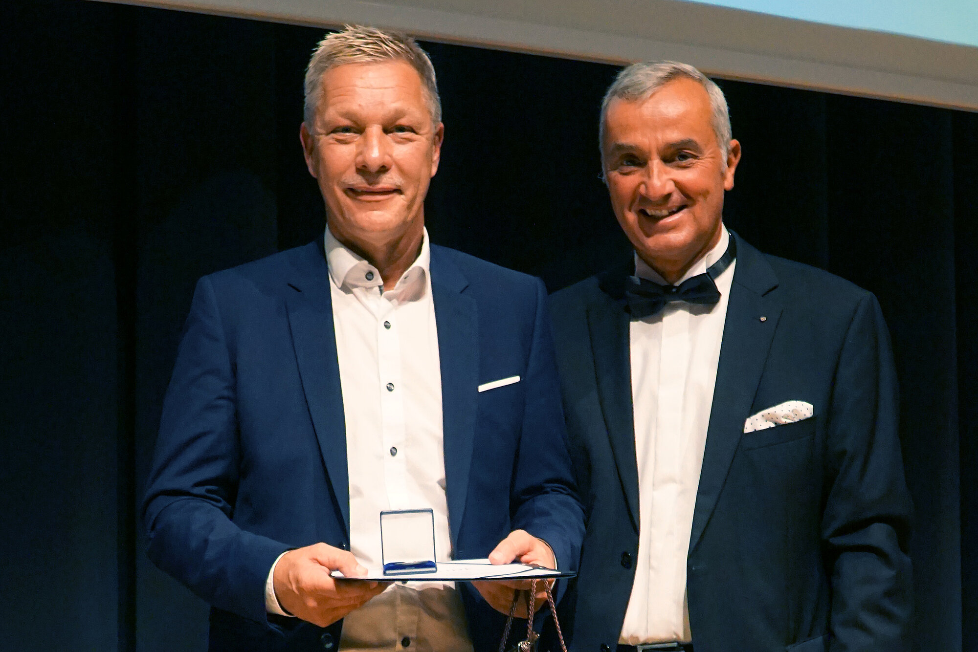 Der Schulleiter der Musikschule, Jürgen Gleixner, wurde für sein herausragendes musikalisches Engagement in der Joe Gleixner BigBand mit Urkunde und Medaille ausgezeichnet. Foto: Johanna Hofgärtner / Stadt Günzburg