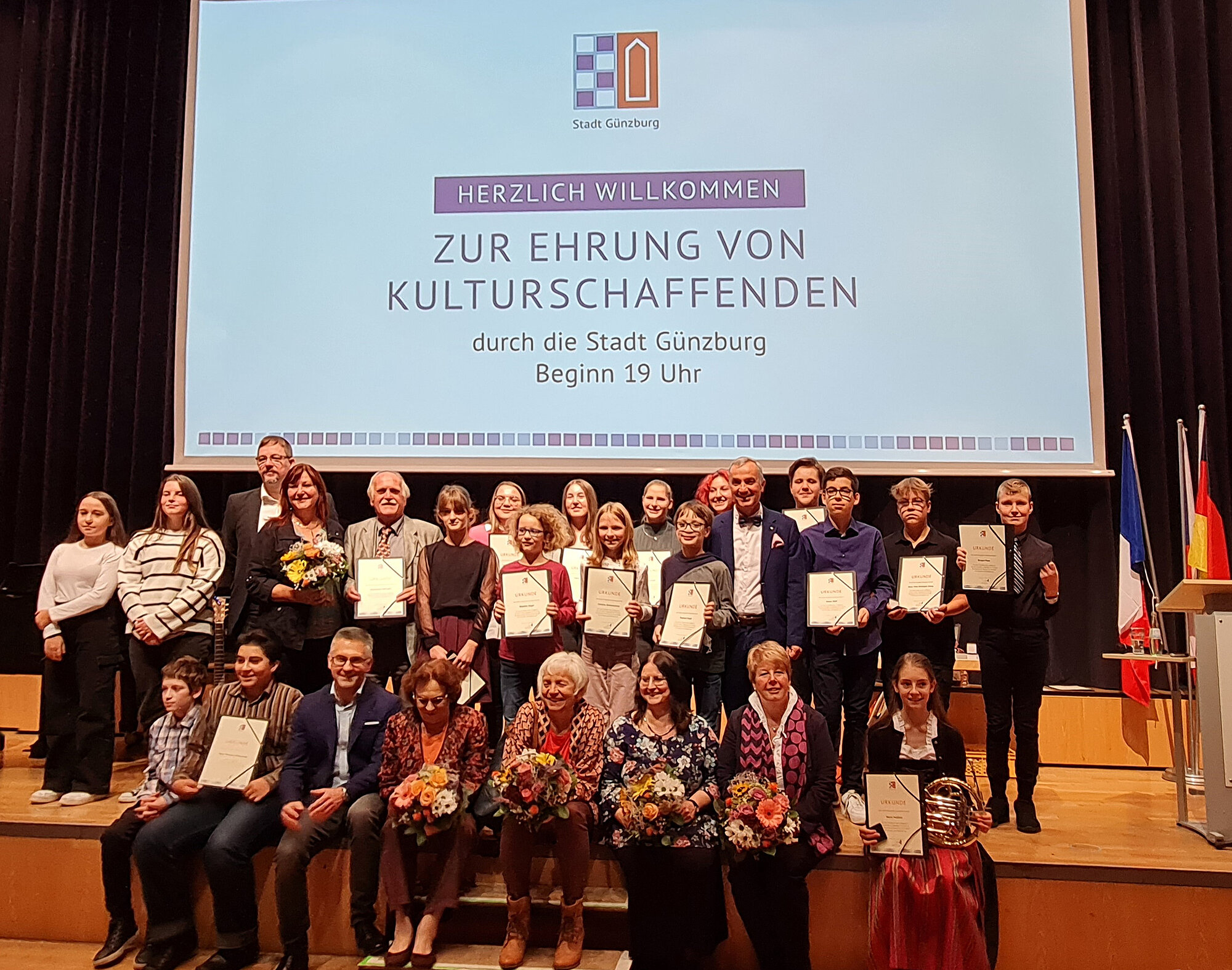 Die Geehrten und Oberbürgermeister Gerhard Jauernig im Forum am Hofgarten in Günzburg. Foto: Karin Scheuermann/Stadt Günzburg