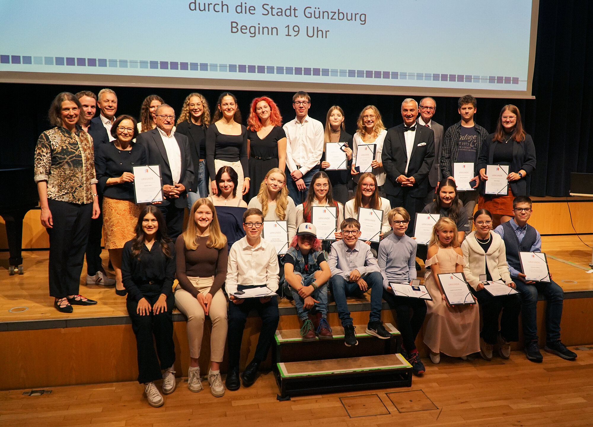 Die Geehrten und Oberbürgermeister Gerhard Jauernig im Forum am Hofgarten in Günzburg.  Foto: Johanna Hofgärtner / Stadt Günzburg